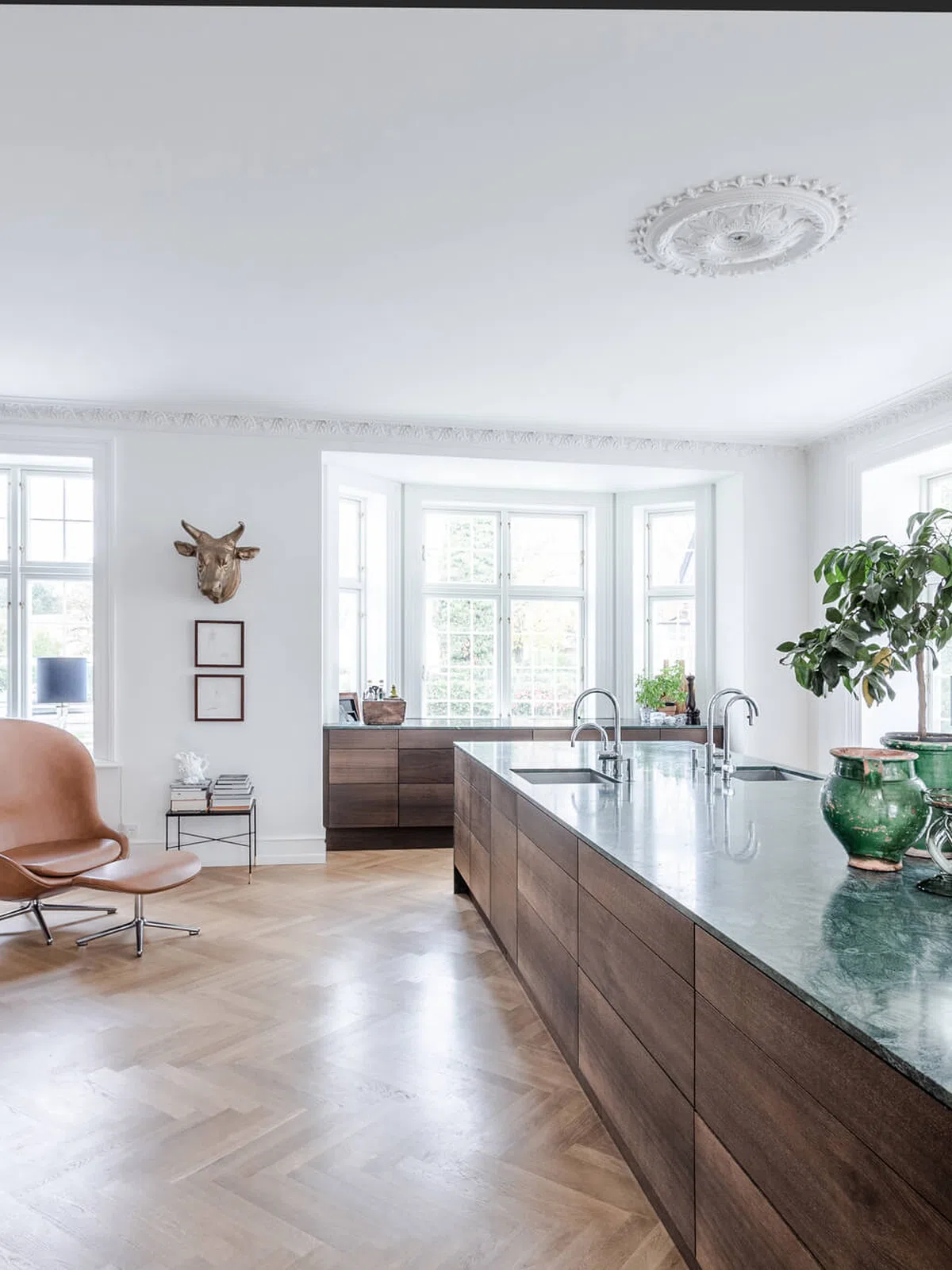 Snedkerkøkken med grøn marmor og mørkt træ