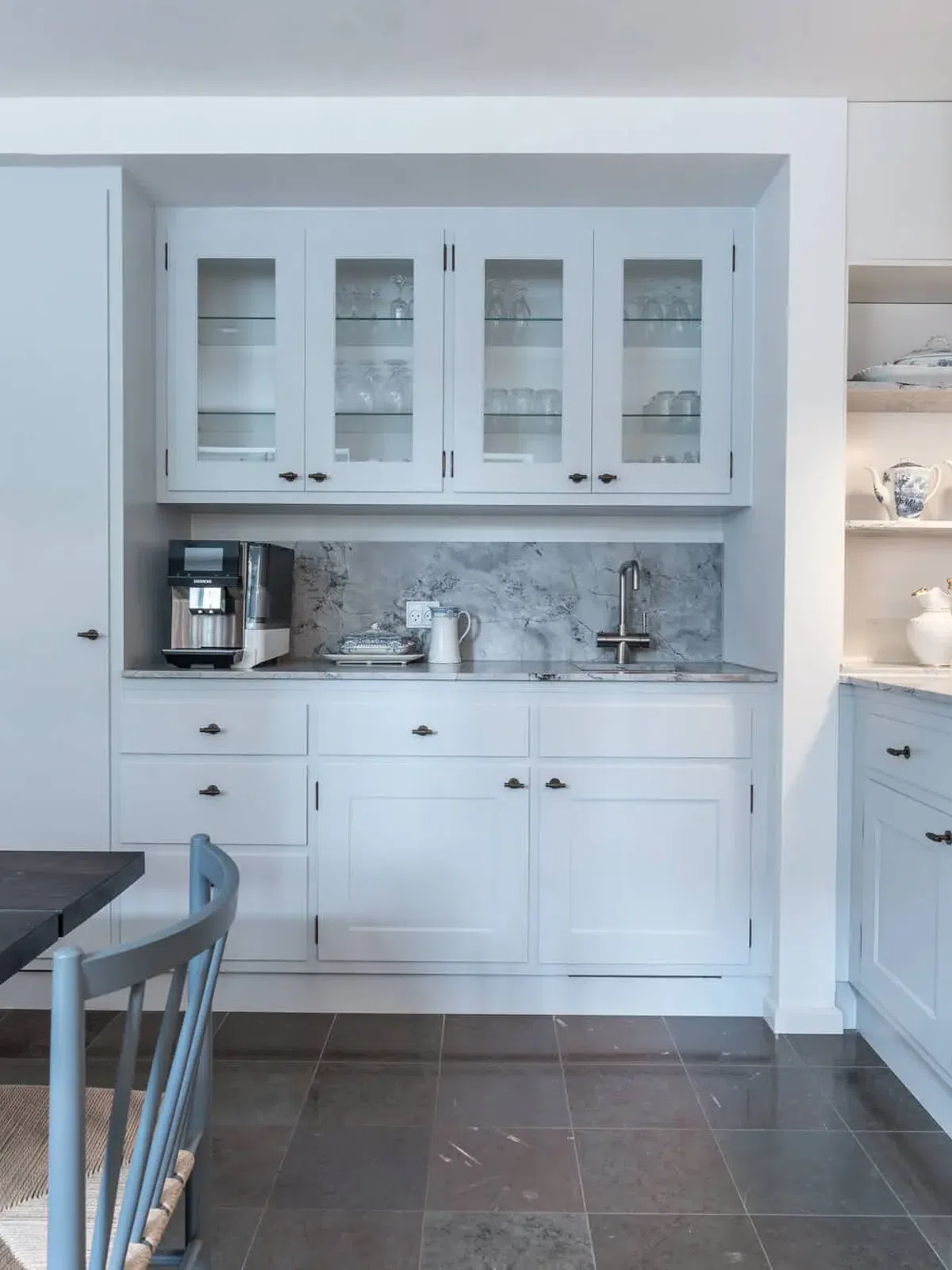 Klassisk lysegråt snedkerkøkken fra Solheim Kitchen
