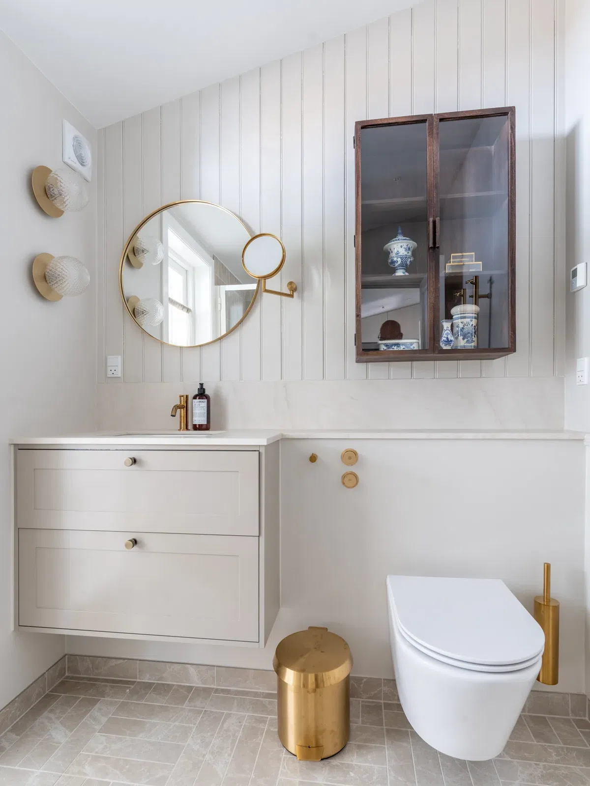Lyst badeværelse med messingdetaljer fra Solheim Kitchen