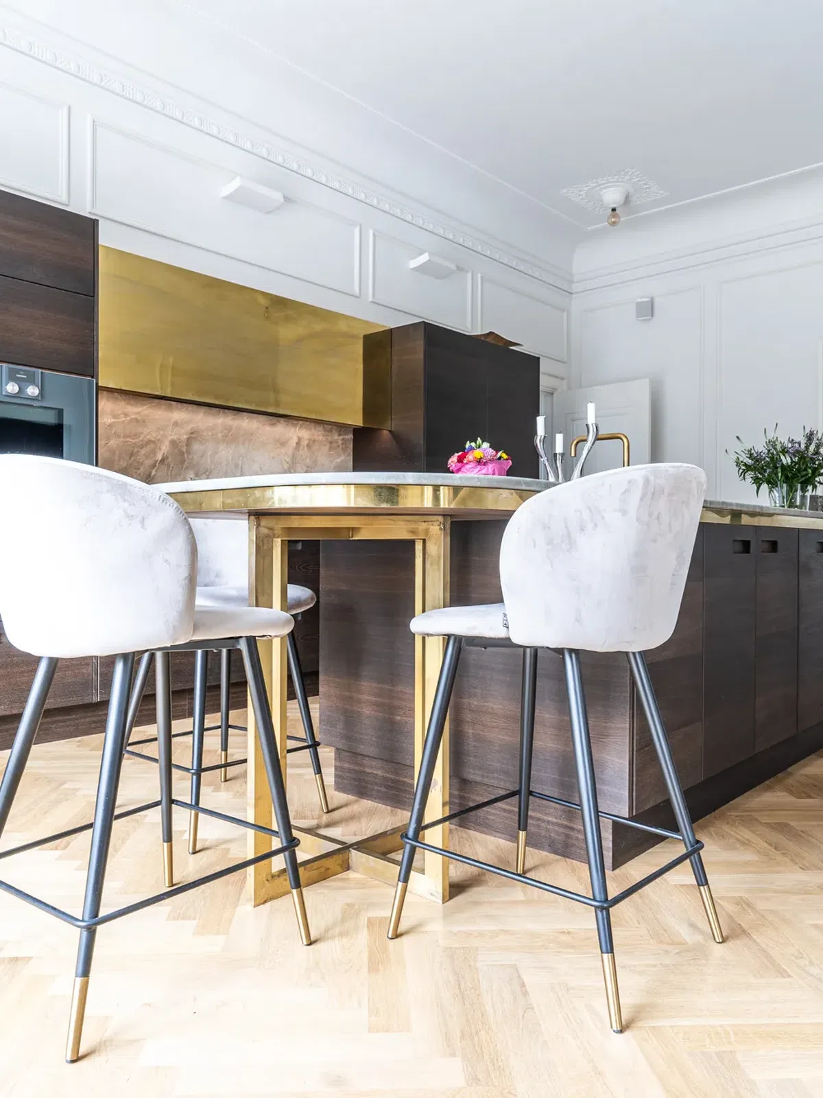 Mørkt træ og messing i herskabslejlighed fra Solheim Kitchen