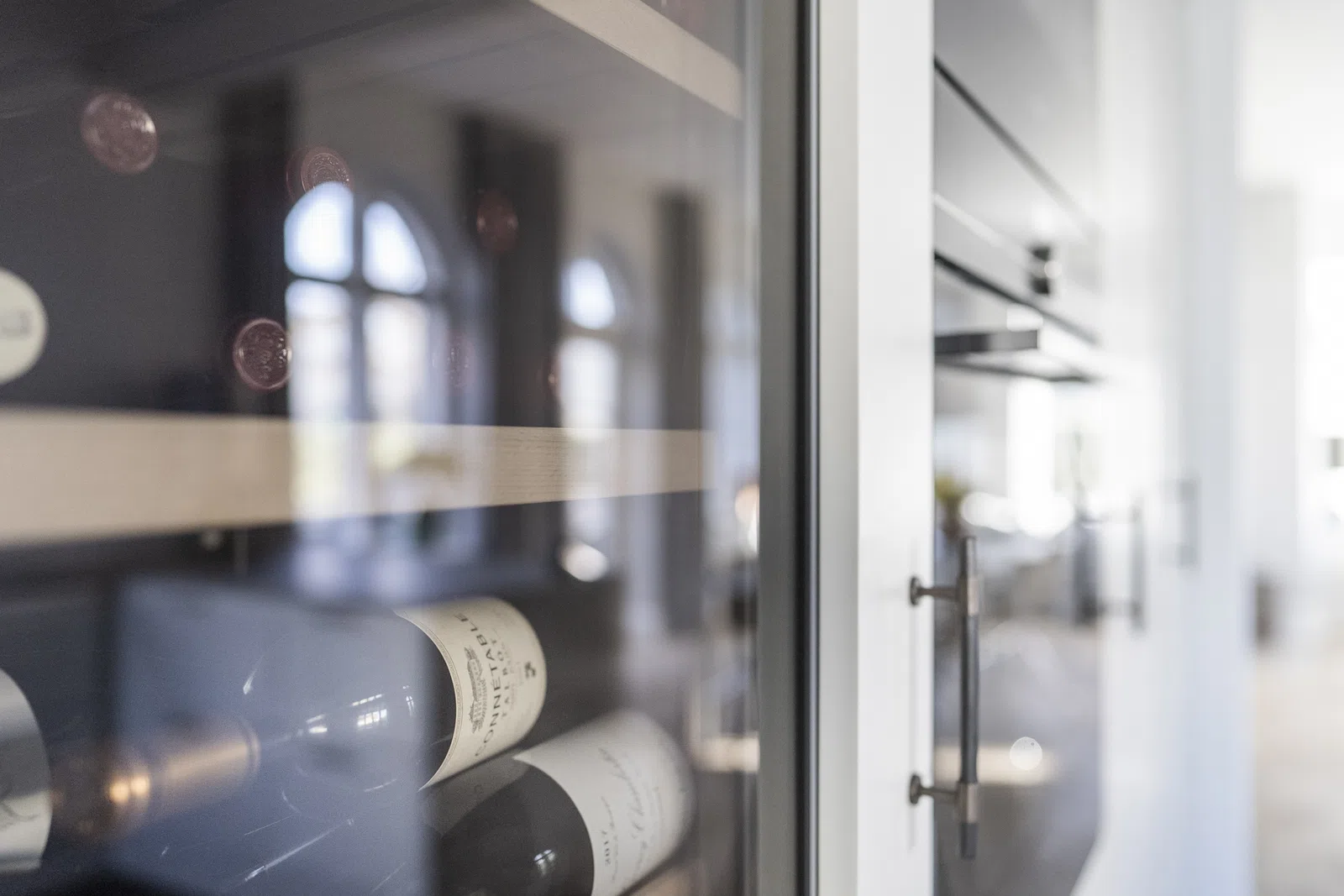 Integreret vinopbevaring i snedkerkøkken