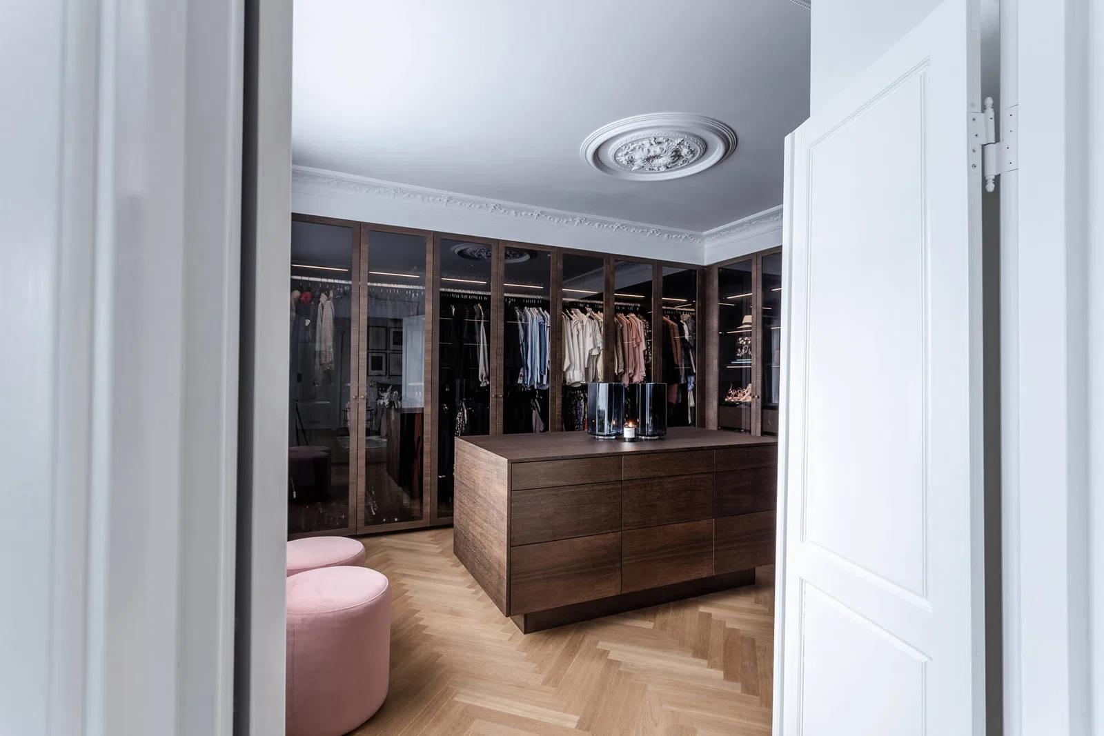 Walk-in garderobe i mørkt træ – billede 2