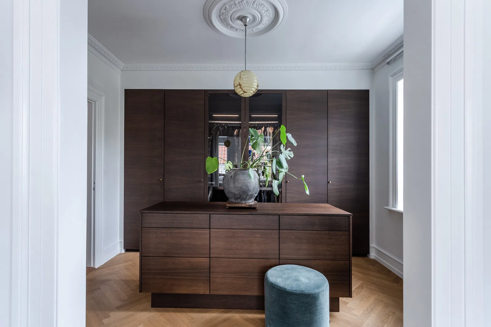 Walk-in garderobe i mørkt træ – billede 3