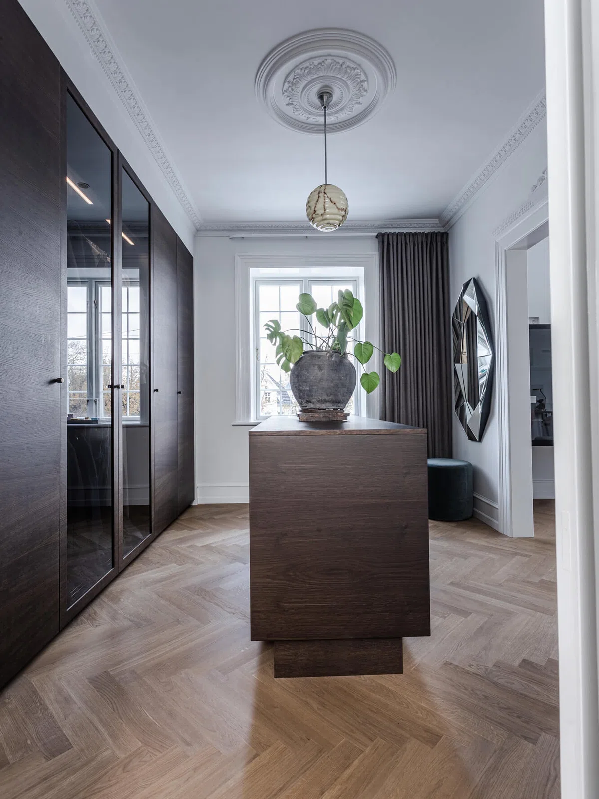 Walk-in garderobe i mørkt træ – billede 4