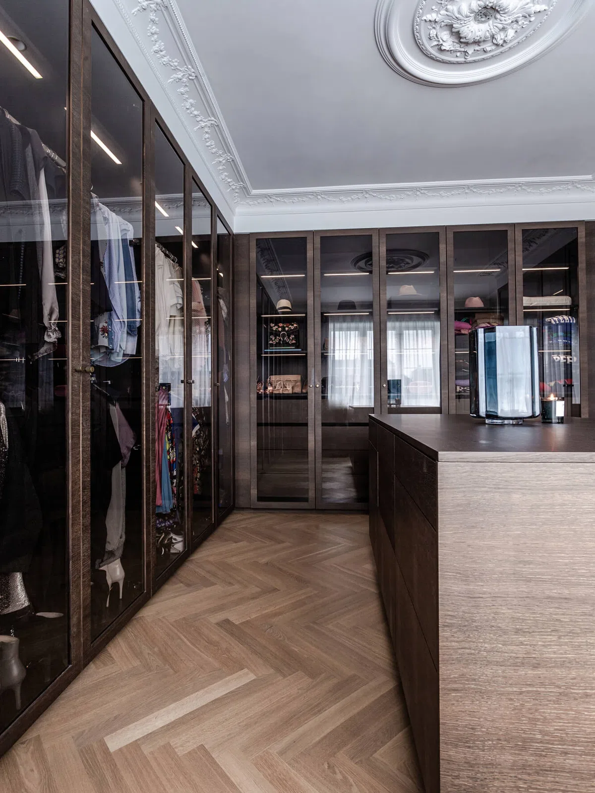 Walk-in garderobe i mørkt træ – billede 5