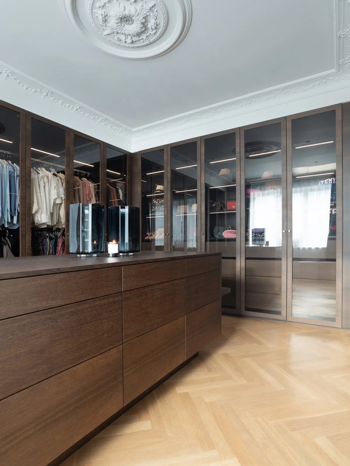 Walk-in garderobe i mørkt træ – billede 6