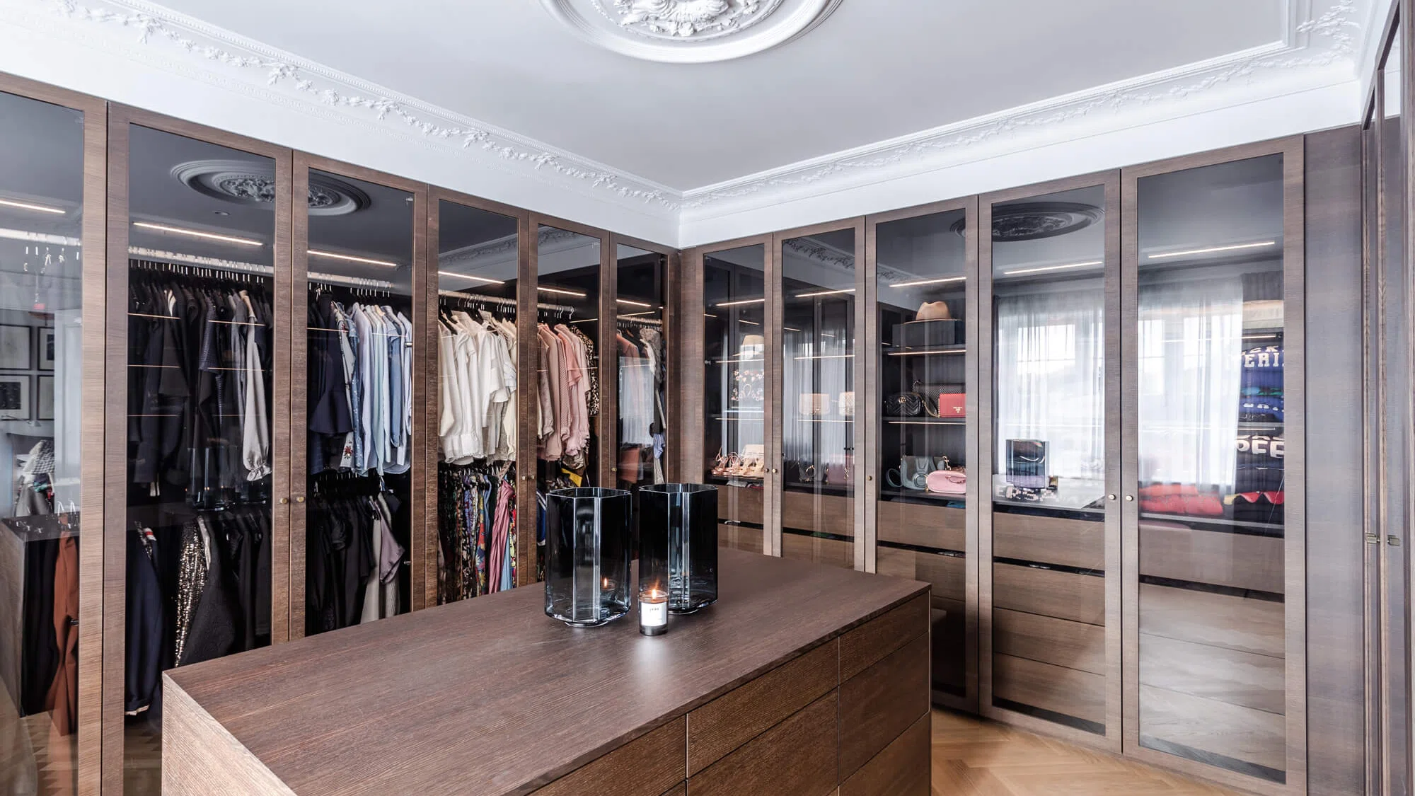 Specialbygget garderobe i mørkt træ