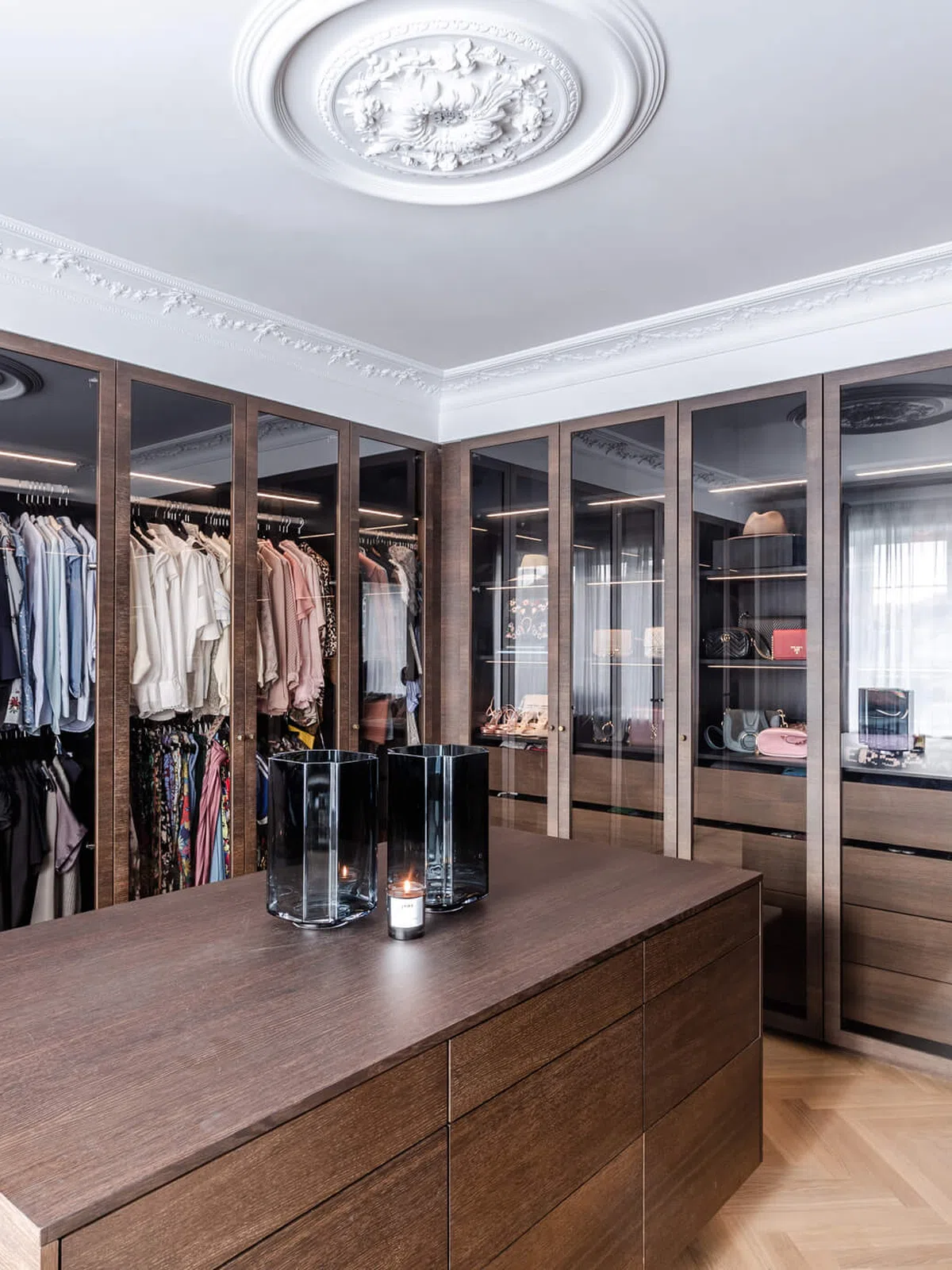 Walk-in garderobe i mørkt træ