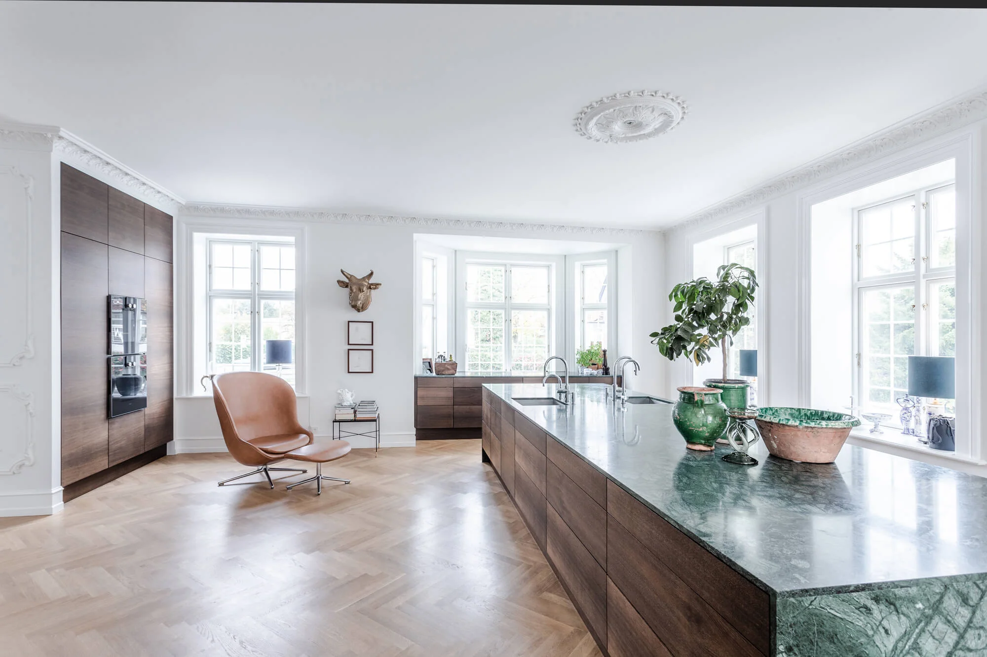 Køkken – Grøn marmor & mørk eg | Solheim Kitchen