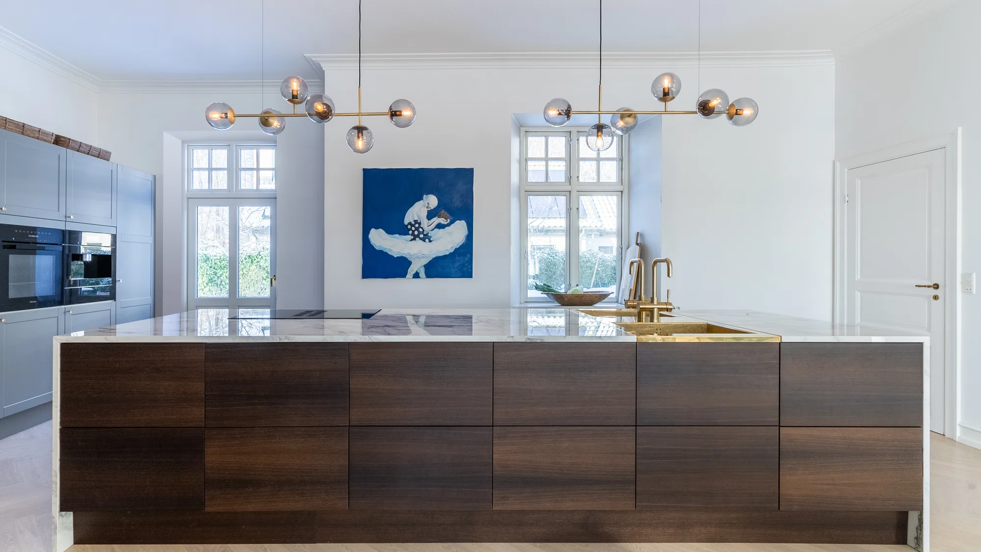 Solheim Kitchen snedkerarbejde med marmor, messing og træ