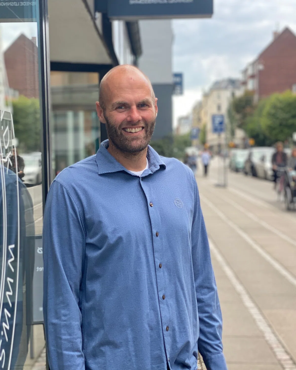 Lasse Solheim foran Solheim Kitchen showroom